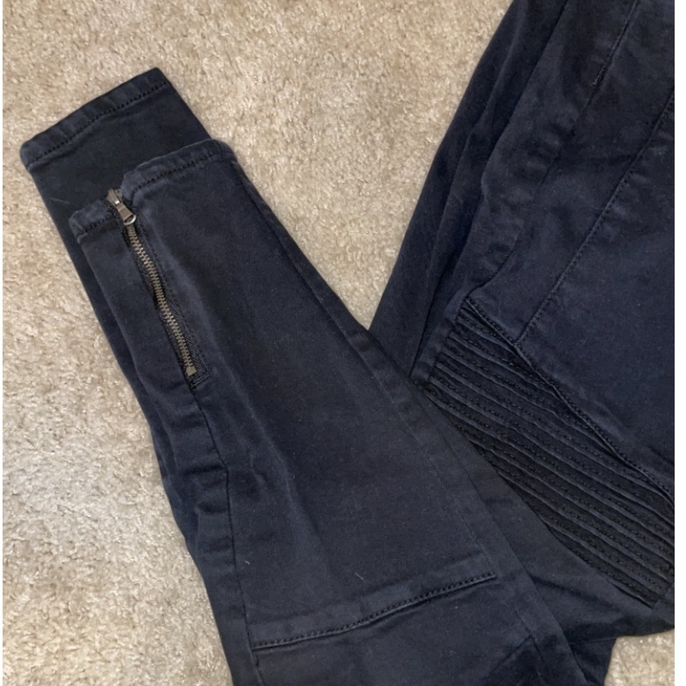A5 - 255 Mod On Trend black zipper and textured jeans size SMALL